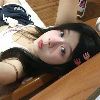 裸男歌唱